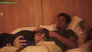 Tengo sueño hermanastro, dejame acostarme en tus piernas, pero no metas tu pene en mi boca por favor!!